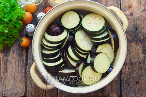 Положить баклажаны в соленую воду