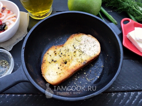 Обжарить булку с травами