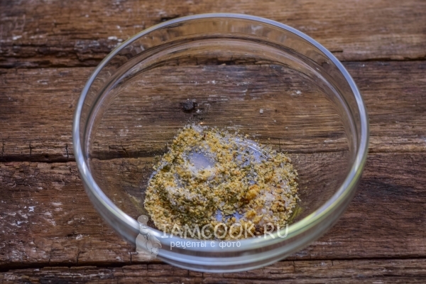 Смешать специи с солью