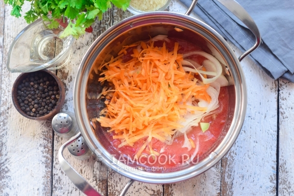 Положить лук и морковь