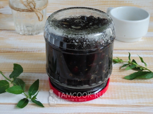 Готовая черная смородина в собственном соку на зиму
