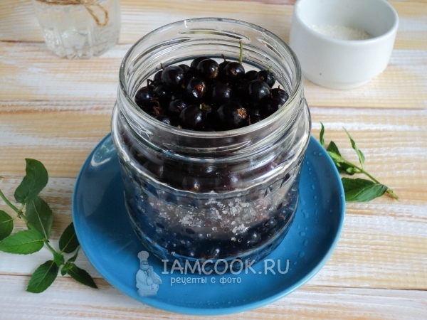 Положить ягоды в банку