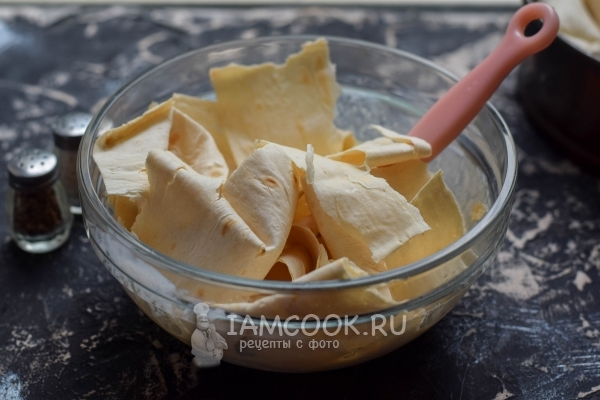 Положить лаваш в кефирно-яичную смесь