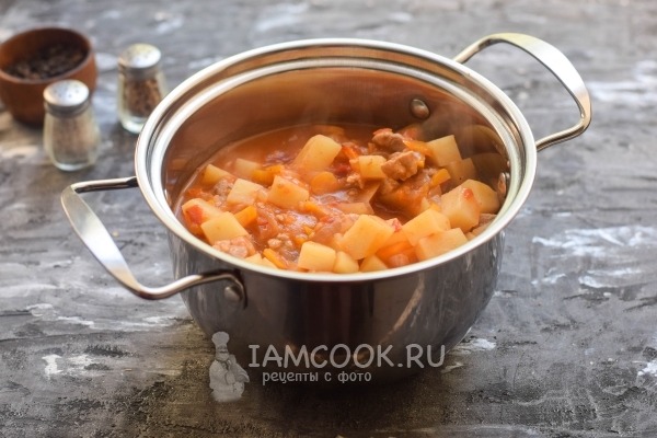 Влить соус в кастрюлю