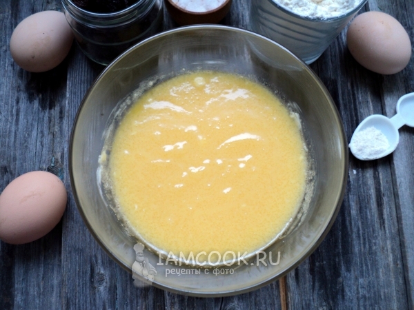 Соединить масло с сахаром