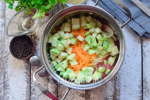 Положить кабачки