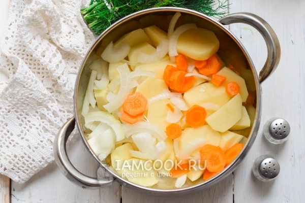 Положить лук и морковь