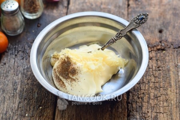 Соединить майонез, чеснок и перец