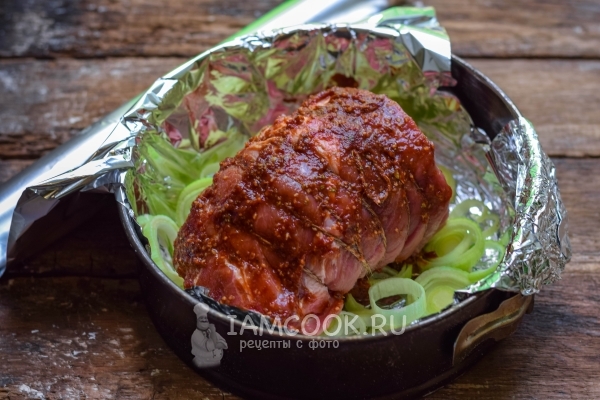 Положить на лук мясо