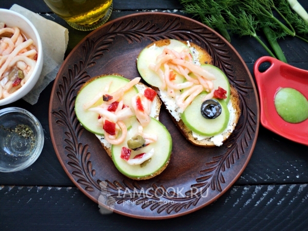 Положить кальмара с паприкой и оливками