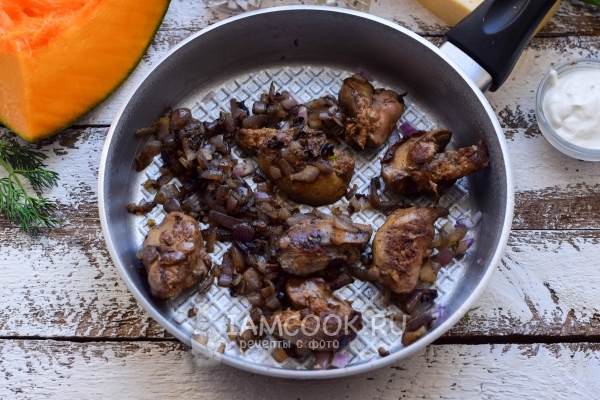 Положить к луку печень