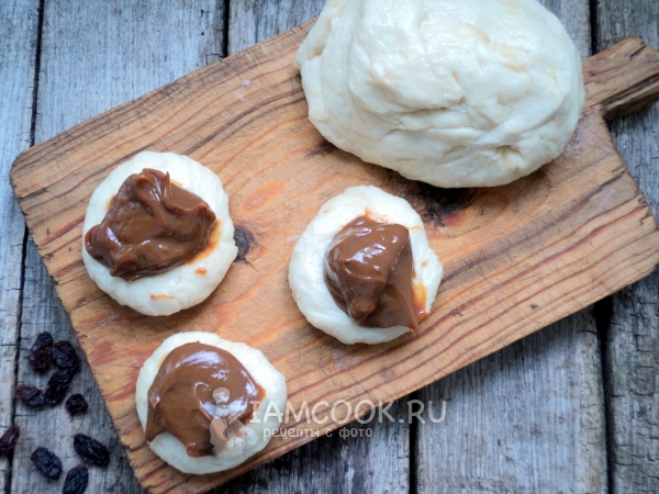 Положить на тесто сгущенку