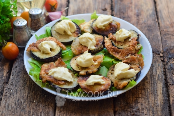 Положить на баклажан майонез