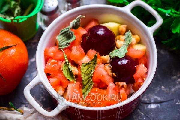 Добавить помидоры и мяту