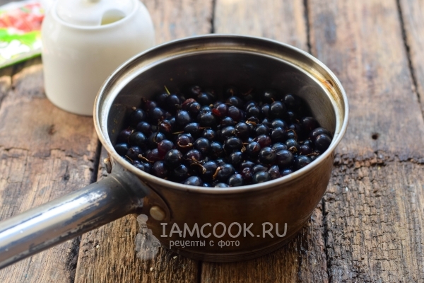 Положить смородину в кастрюлю