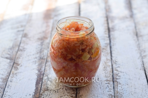 Положить салат в банку