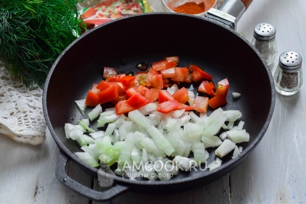 Обжарить лук с помидорами