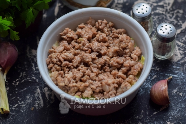 Выложить слой фарша