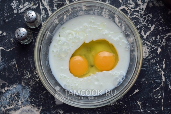 Соединить яйца с кефиром