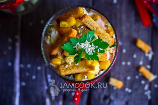 Фото салата с кириешками, кукурузой и копчёной колбасой
