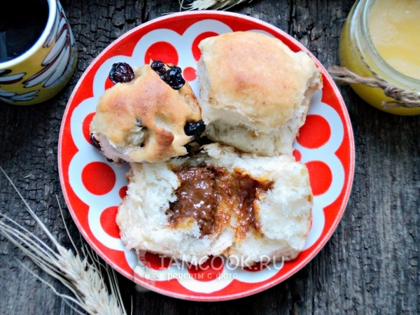 Рецепт булочек с изюмом и сгущенкой