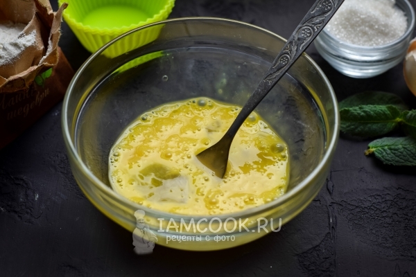 Взбить яйцо