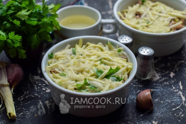 Закрыть фарш овощной смесью