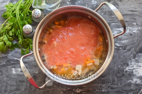 Положить измельченные помидоры
