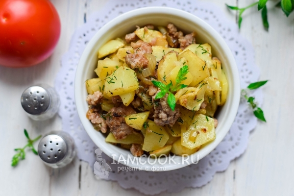 Фото жареной картошки с фаршем на сковороде