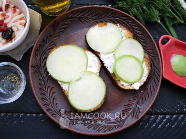 Положить дольки яблока