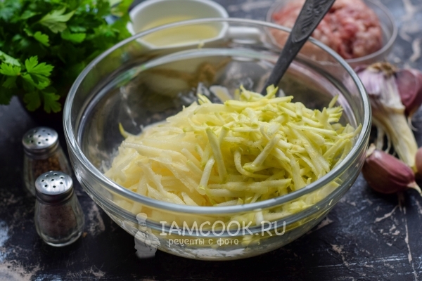 Положить тертые кабачки