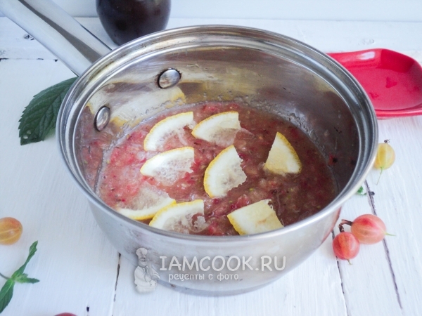 Положить лимон