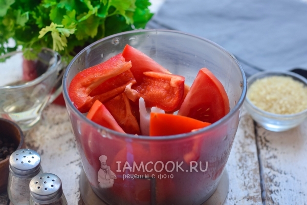 Положить помидоры и перец в блендер