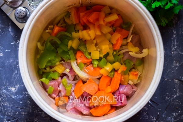 Положить морковь и перец