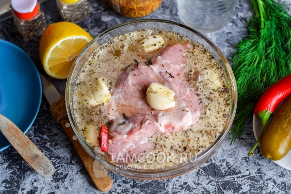 Положить мясо в маринад