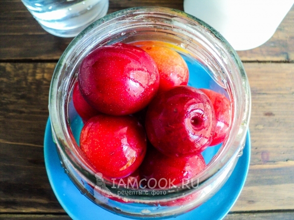 Положить алычу в банку