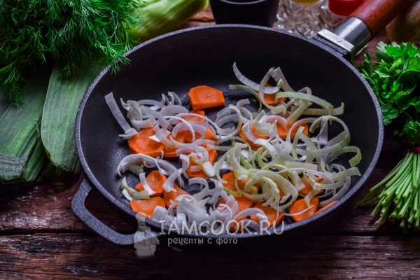 Обжарить лук с морковью