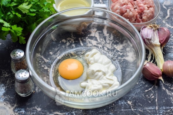 Соединить яйцо со сметаной