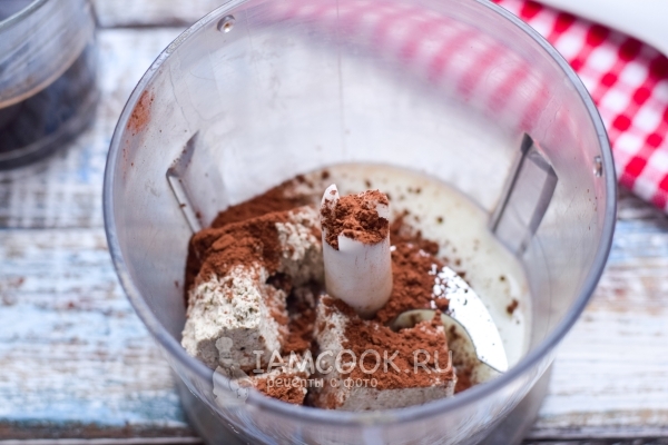 Добавить какао, сливки и халву