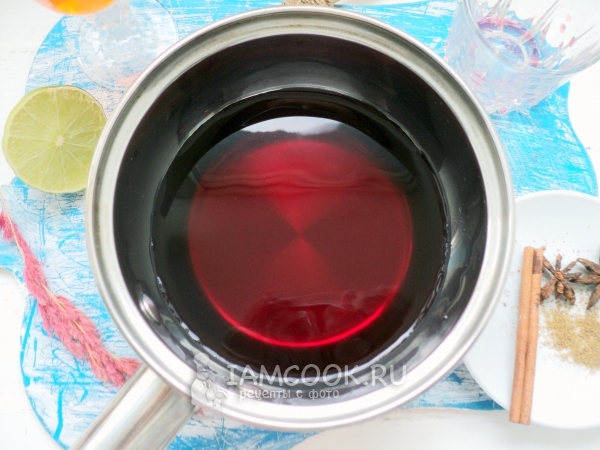 Влить кагор в сотейник