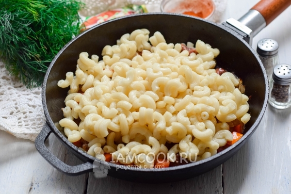 Положить макароны