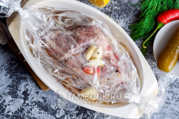 Положить мясо в рукав для запекания