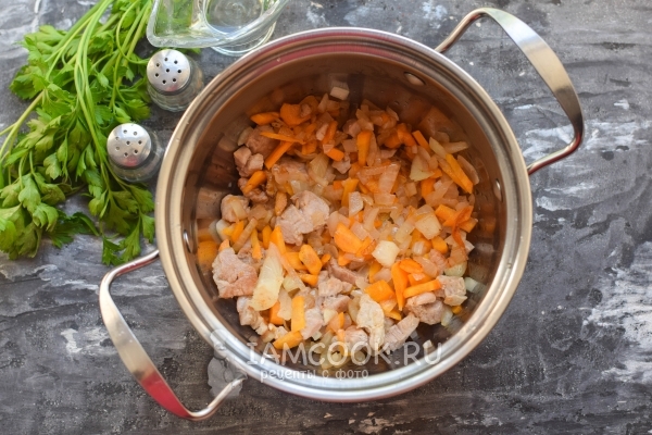 Обжарить овощи с мясом