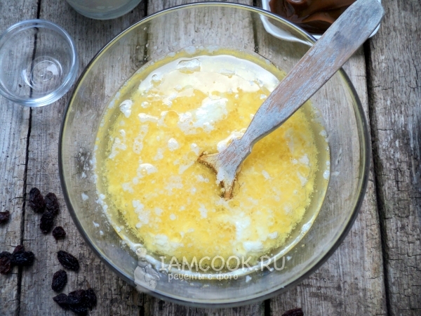 Влить молоко и масло