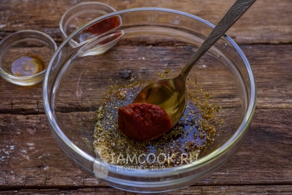 Положить томатную пасту