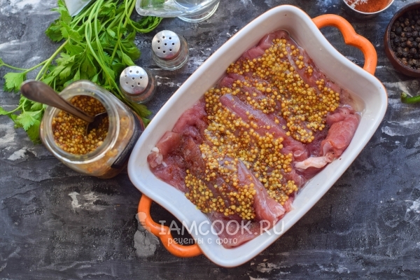 Смазать мясо горчицей