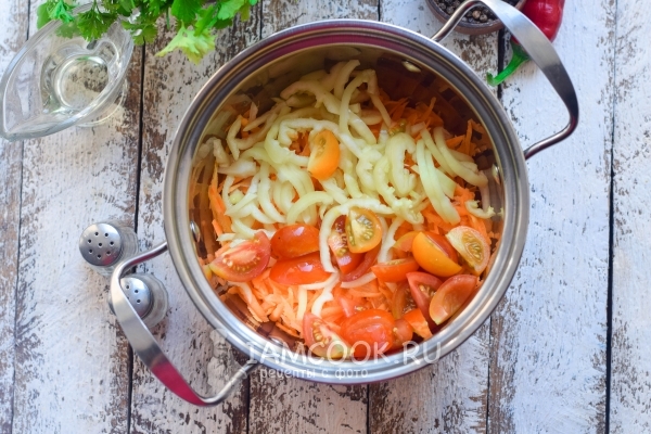 Положить перец и помидоры