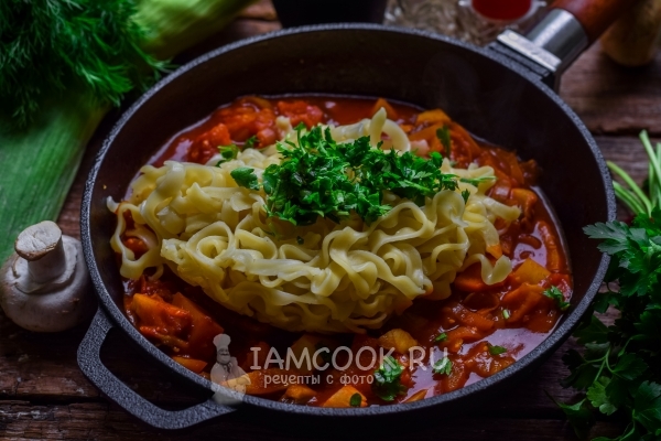 Положить макароны и зелень