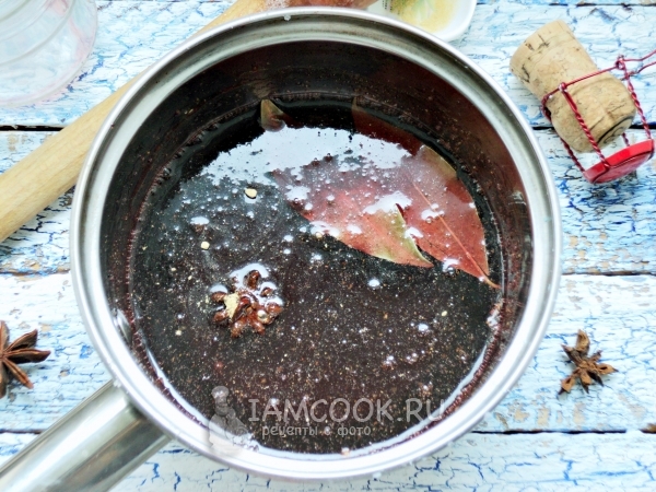 Сварить винный сироп со специями