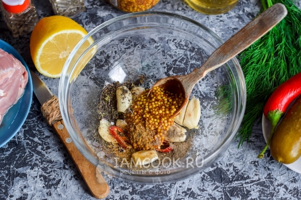 Положить специи и горчицу